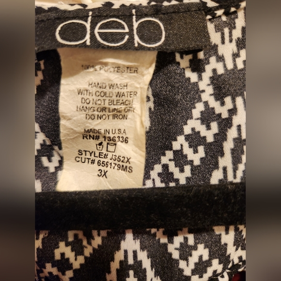 Deb flowy geometric shaped top with cage back Size 3X - Picture 6 of 6